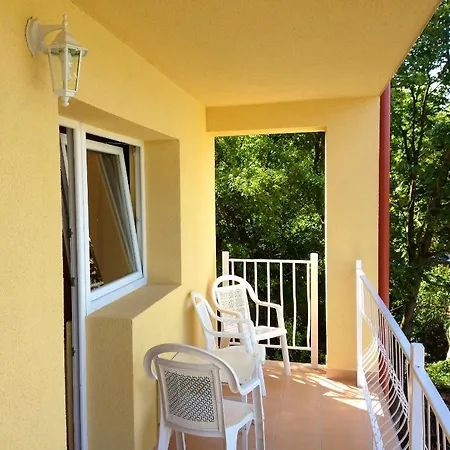 Andreaapartmanok Alojamento de Acomodação e Pequeno-almoço 3*